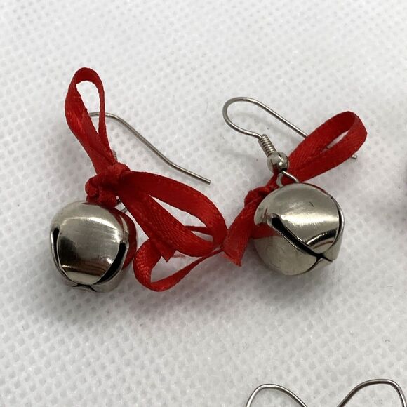 Vintage - Now Lot 5 Pairs Pierced Christmas Earrings Bell Tree Bow Bulb Flower - Picture 6 of 11